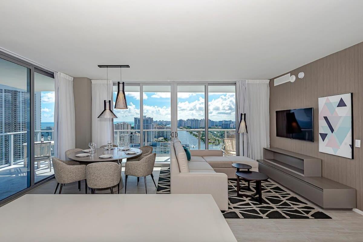 Wrap Around Balcony - Insane Views - Amazing Pools Apartment Hollywood Exterior photo