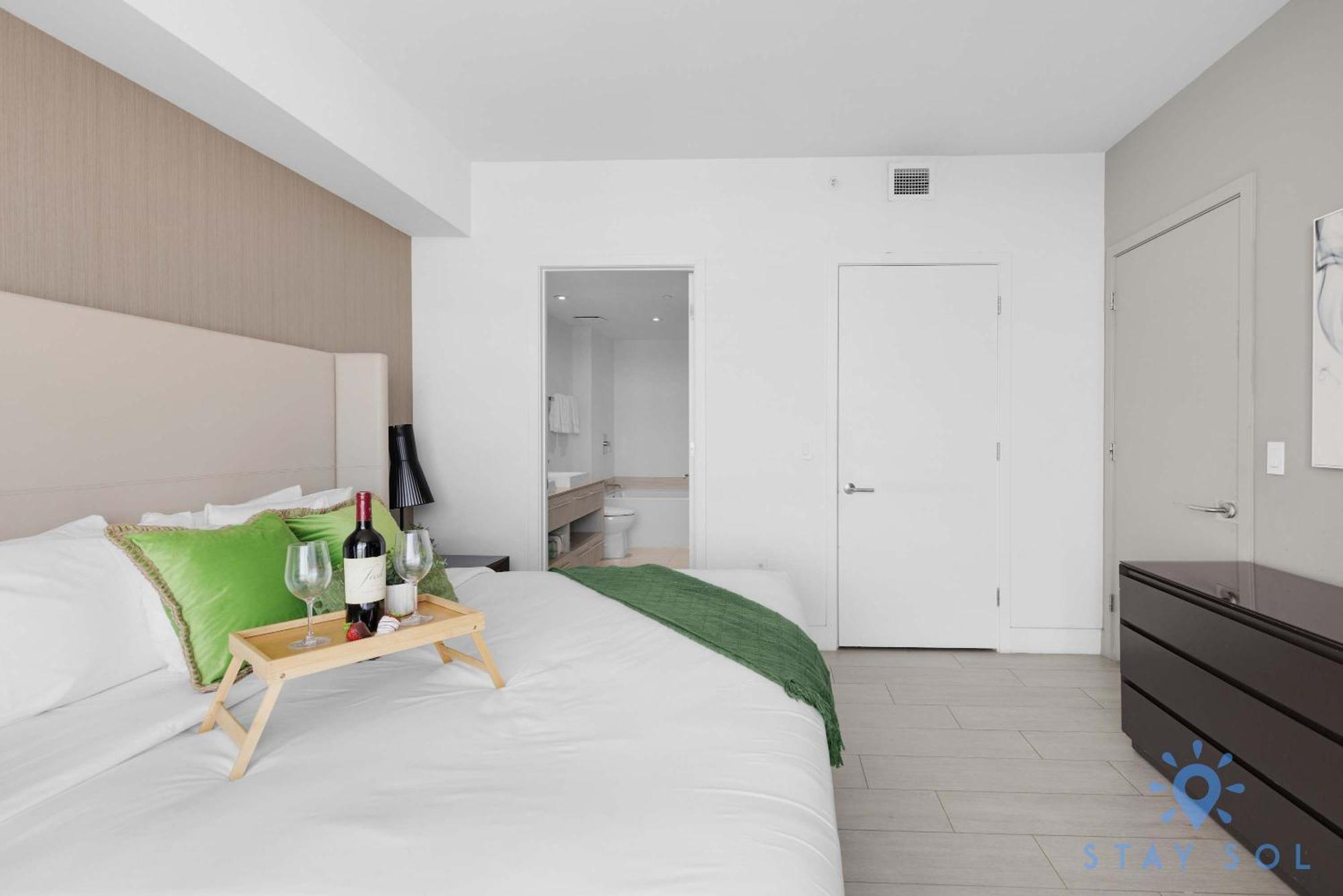 Wrap Around Balcony - Insane Views - Amazing Pools Apartment Hollywood Exterior photo