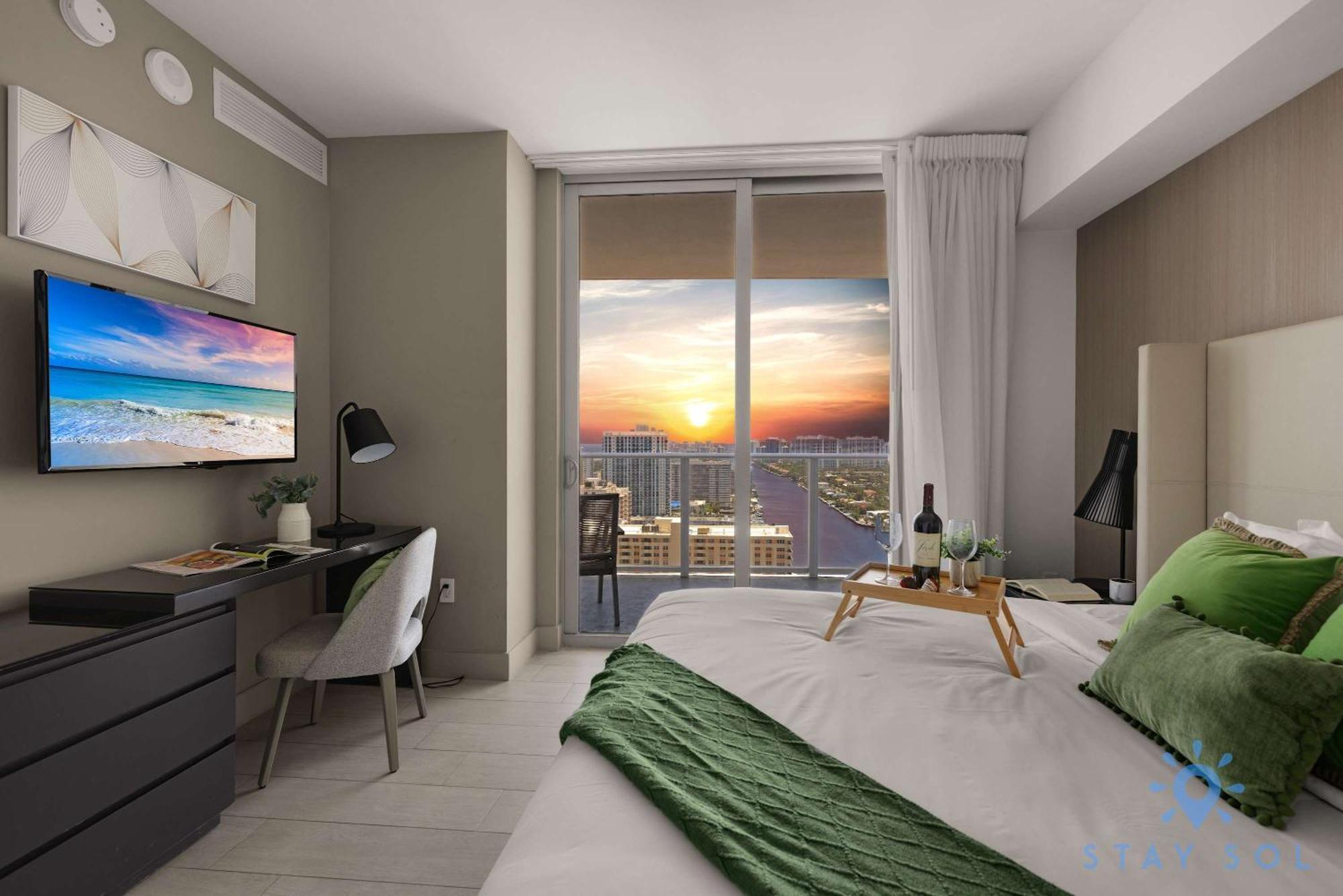 Wrap Around Balcony - Insane Views - Amazing Pools Apartment Hollywood Exterior photo