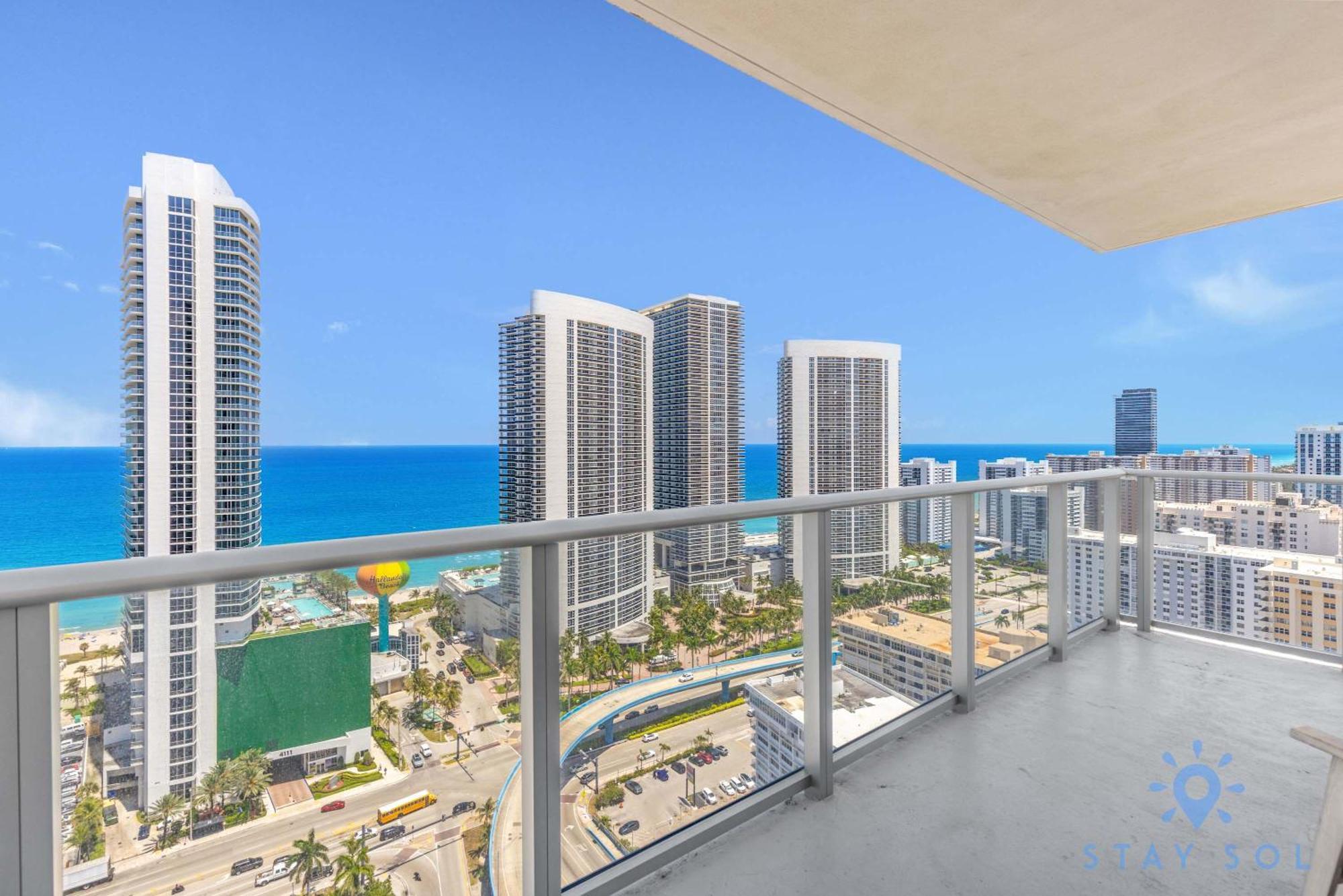 Wrap Around Balcony - Insane Views - Amazing Pools Apartment Hollywood Exterior photo
